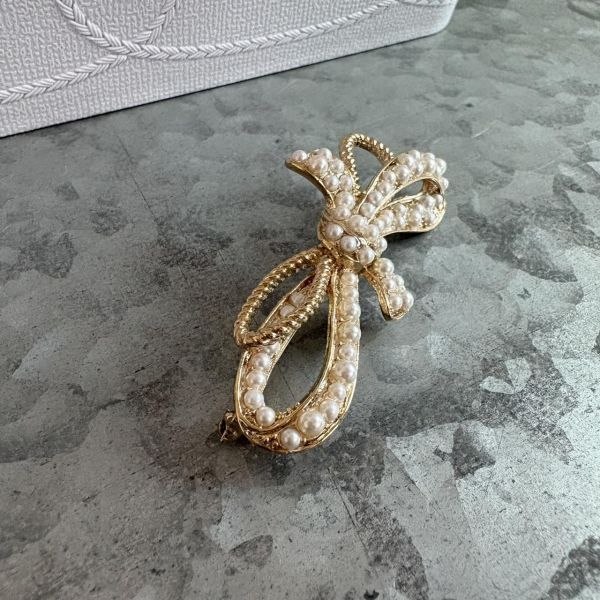 特價款珍珠蝴蝶結金屬別針 特價款珍珠蝴蝶結金屬別針
韓國飾品
韓國耳環
耳環
髮飾
手鍊
戒指
純銀飾品
珍珠耳環
三麗鷗代購
飾品店