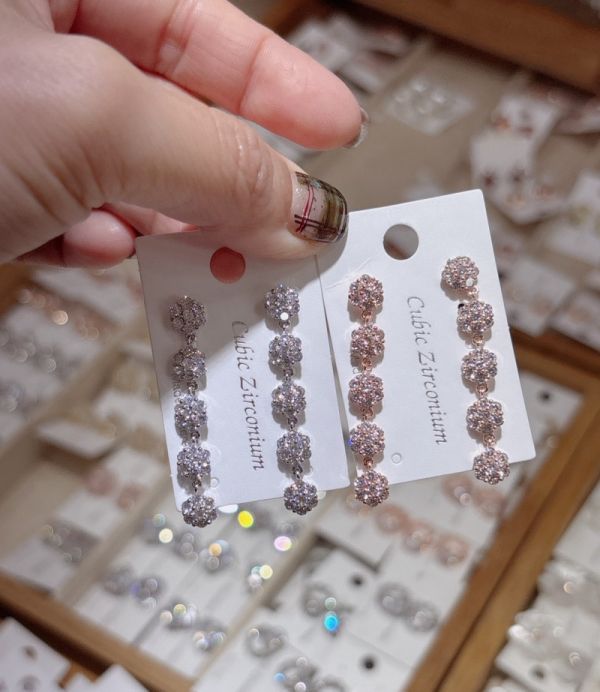 鋯石小圓連續長耳環 鋯石小圓連續長耳環
韓國飾品
韓國耳環
耳環
髮飾
手鍊
戒指
純銀飾品
珍珠耳環
三麗鷗代購
飾品店