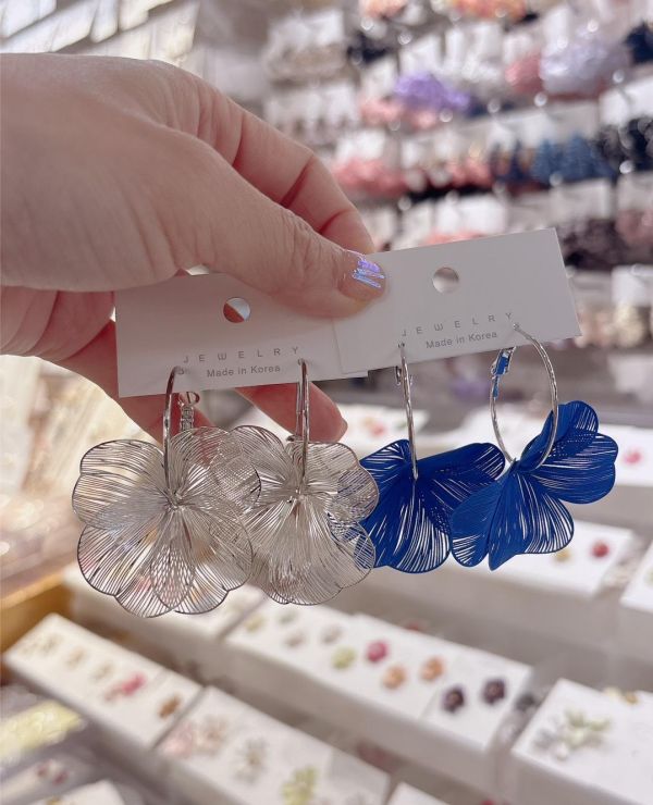 簍空線條花瓣花形耳環 簍空線條花瓣花形耳環
韓國飾品
韓國耳環
耳環
髮飾
手鍊
戒指
純銀飾品
珍珠耳環
三麗鷗代購
飾品店