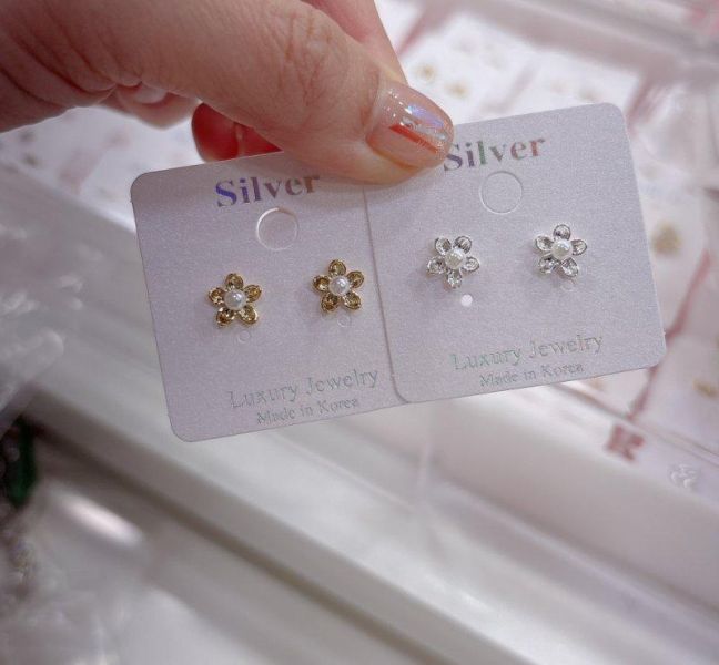 金屬小小花貼耳耳環 金屬小小花貼耳耳環
韓國飾品
韓國耳環
耳環
髮飾
手鍊
戒指
純銀飾品
珍珠耳環
三麗鷗代購
飾品店