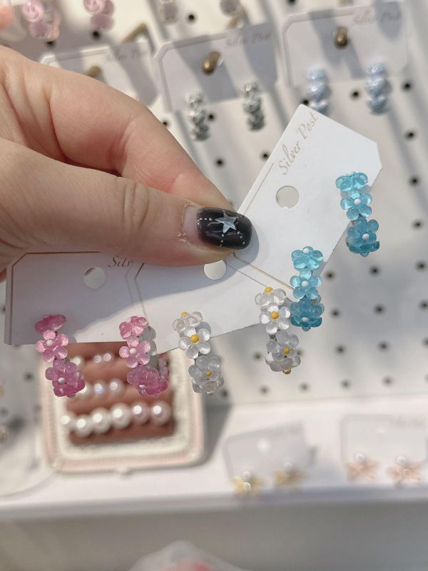 透感小雛菊圈圈耳環 透感小雛菊圈圈耳環
韓國耳環
耳環
髮飾
手鍊
戒指
純銀飾品
珍珠耳環
三麗鷗代購
飾品店