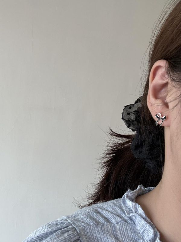 黑色立體蝴蝶結貼耳耳環 交錯鋯石小鑽圈圈耳環2
耳環
髮飾
手鍊
戒指
純銀飾品
珍珠耳環
三麗鷗代購
飾品店