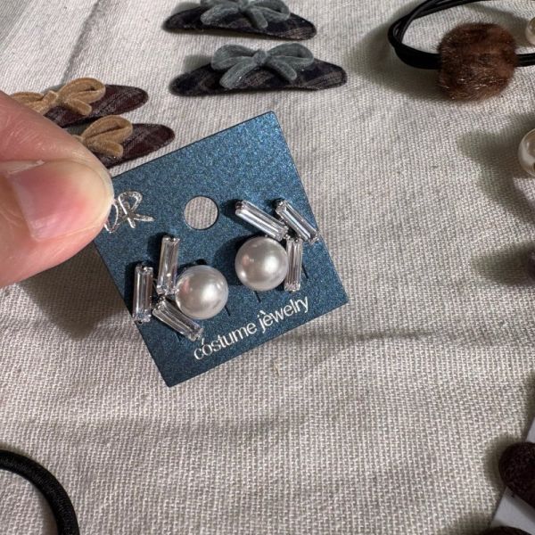 幾何Ｔ鑽珍珠耳環 幾何Ｔ鑽珍珠耳環
韓國飾品
韓國耳環
耳環
髮飾
大腸圈
腸圈
手鍊
戒指
純銀飾品
珍珠耳環
三麗鷗代購
飾品店