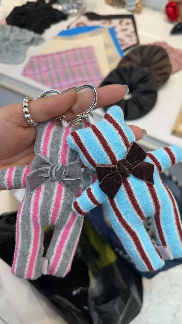 毛巾布條紋蝴蝶結熊熊吊飾 毛巾布條紋蝴蝶結熊熊吊飾
熊熊吊飾
韓國飾品
韓國耳環
耳環
髮飾
手鍊
戒指
純銀飾品
珍珠耳環
三麗鷗代購
飾品店