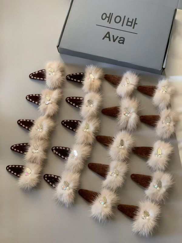 小牌鑽長毛毛球ＢＢ髮夾 小牌鑽長毛毛球ＢＢ髮夾
韓國飾品
韓國耳環
耳環
髮飾
大腸圈
腸圈
手鍊
戒指
純銀飾品
珍珠耳環
三麗鷗代購
飾品店