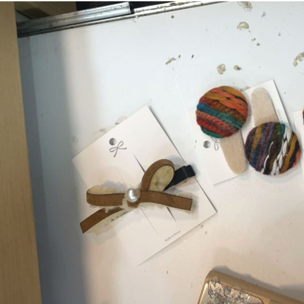 羊羔毛麂皮蝴蝶結髮夾 羊羔毛麂皮蝴蝶結髮夾
韓國耳環
耳環
髮飾
大腸圈
腸圈
手鍊
戒指
純銀飾品
珍珠耳環
三麗鷗代購
飾品店