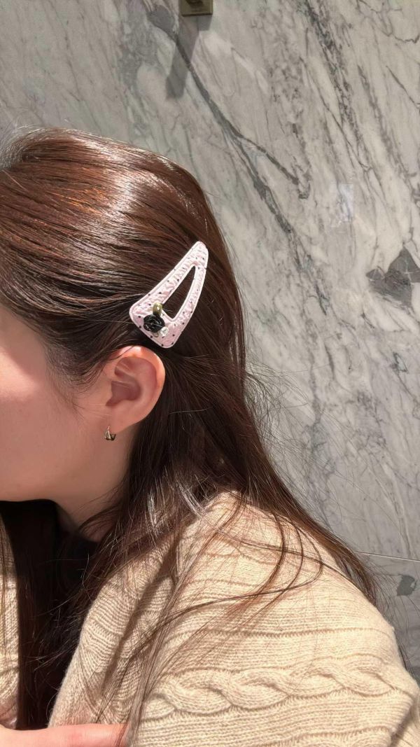 玫瑰花點點三角簍空BB夾5色 玫瑰花點點三角簍空BB夾5色
韓國耳環
耳環
髮飾
手鍊
戒指
純銀飾品
珍珠耳環
三麗鷗代購
飾品店