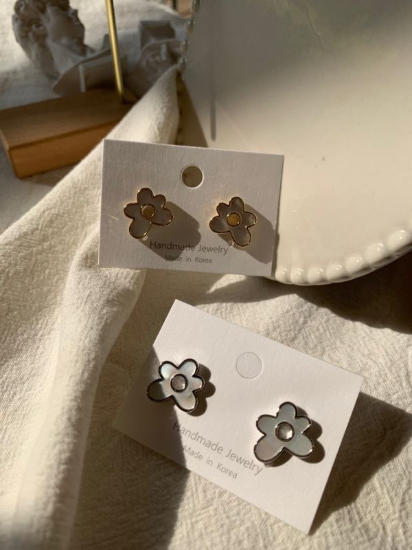 貝殼光澤小花耳環 貝殼光澤小花耳環