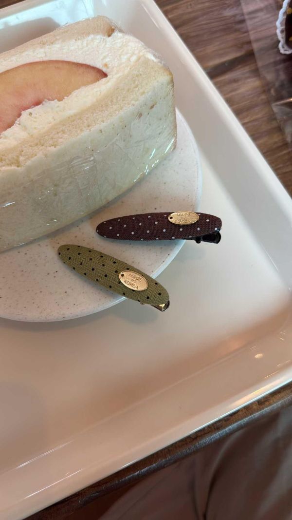 復古點點金牌橢圓髮夾 復古點點金牌橢圓髮夾
髮夾2隻一組
韓國飾品
韓國耳環
耳環
髮飾
手鍊
戒指
純銀飾品
珍珠耳環
三麗鷗代購
飾品店