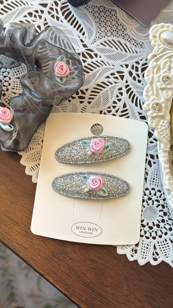 粉色玫瑰花圓形ＢＢ夾2色 粉色玫瑰花圓形ＢＢ夾2色
韓國飾品
韓國耳環
耳環
髮飾
手鍊
戒指
純銀飾品
珍珠耳環
三麗鷗代購
飾品店