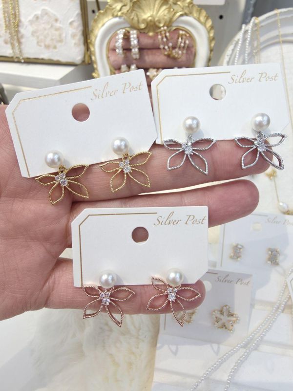 珍珠金屬簍空花花耳環3色 珍珠金屬簍空花花耳環3色
韓國飾品
韓國耳環
耳環
髮飾
手鍊
戒指
純銀飾品
珍珠耳環
三麗鷗代購
飾品店