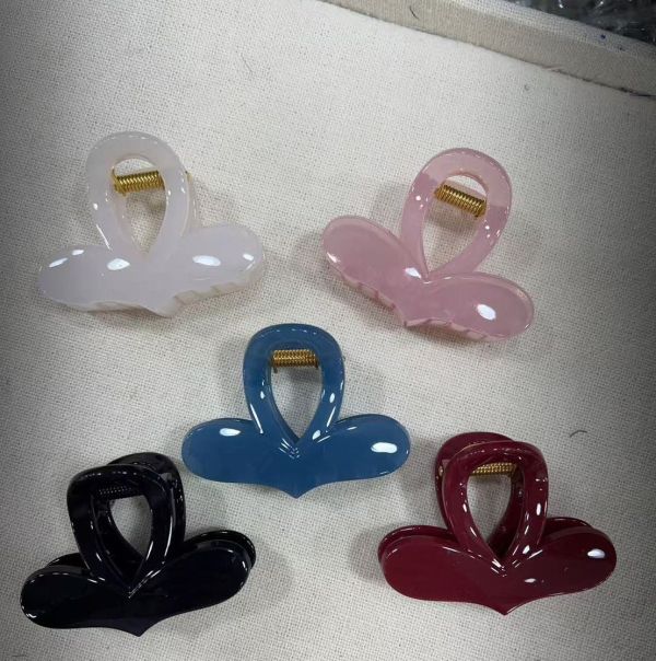 壓克力愛心抓夾 韓國飾品
韓國耳環
耳環
髮飾
手鍊
戒指
純銀飾品
珍珠
三麗鷗代購
飾品店
壓克力愛心抓夾