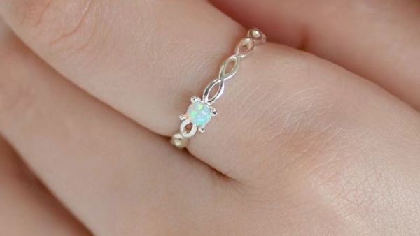 925純銀 月光石方形戒指 925純銀 月光石方形戒指
韓國飾品
韓國耳環
耳環
髮飾
大腸圈
腸圈
手鍊
戒指
純銀飾品
珍珠耳環
三麗鷗代購
飾品店