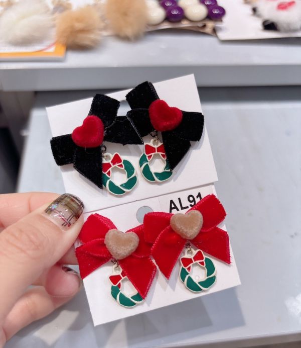 絨布蝴蝶結聖誕花圈耳環 絨布蝴蝶結聖誕花圈耳環
韓國耳環
耳環
髮飾
手鍊
戒指
純銀飾品
珍珠耳環
三麗鷗代購
飾品店