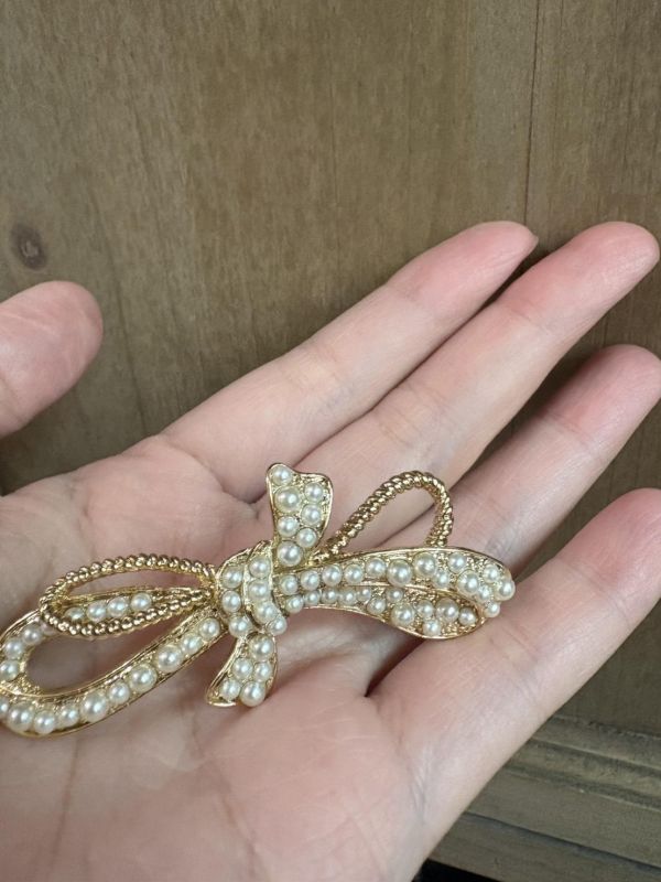 特價款珍珠蝴蝶結金屬別針 特價款珍珠蝴蝶結金屬別針
韓國飾品
韓國耳環
耳環
髮飾
手鍊
戒指
純銀飾品
珍珠耳環
三麗鷗代購
飾品店