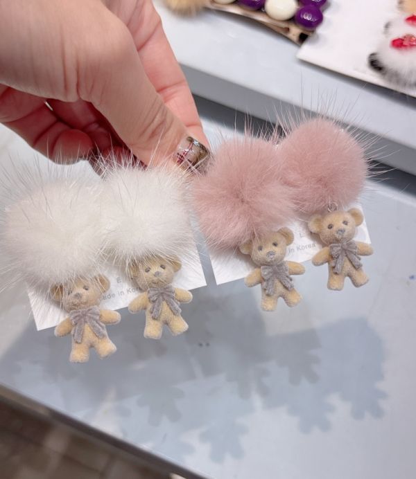 日系蝴蝶結熊熊長毛球耳環 日系蝴蝶結熊熊長毛球耳環
韓國耳環
耳環
髮飾
手鍊
戒指
純銀飾品
珍珠耳環
三麗鷗代購
飾品店