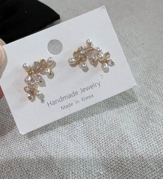 鋯石花花蝴蝶珍珠耳環 鋯石花花蝴蝶珍珠耳環
韓國飾品
韓國耳環
耳環
髮飾
手鍊
戒指
純銀飾品
珍珠
三麗鷗代購
飾品店
