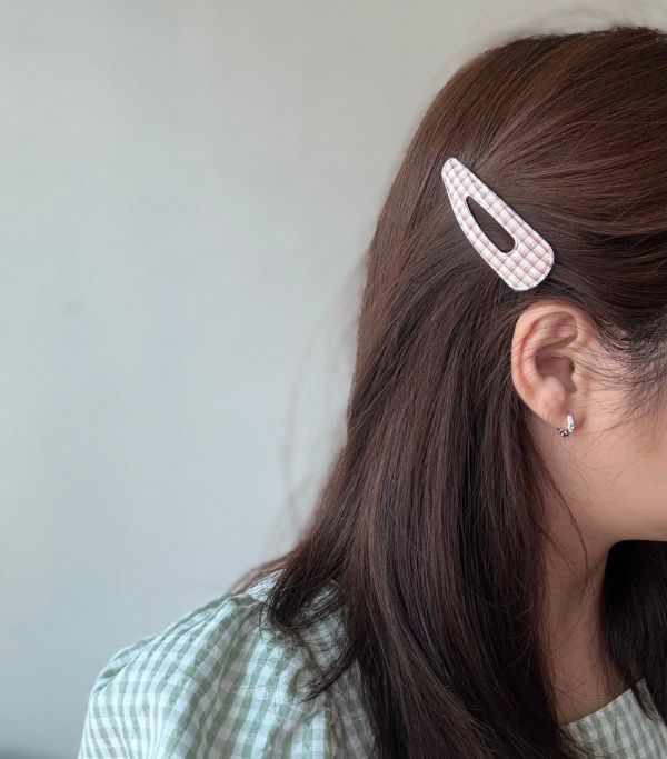 清新格子三角簍空ＢＢ髮夾2色 清新格子三角簍空ＢＢ髮夾2色
韓國耳環
耳環
髮飾
手鍊
戒指
純銀飾品
珍珠耳環
三麗鷗代購
飾品店