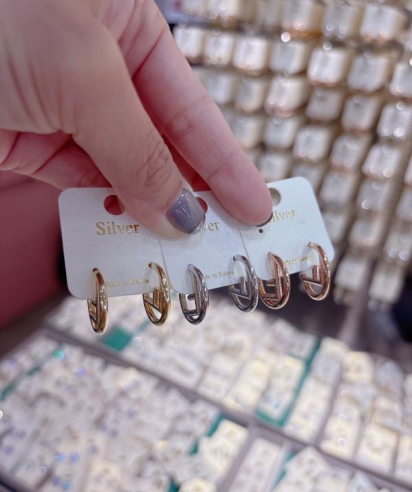 Ｆ字母金屬圈圈耳環 大小星星美鑽珍珠耳環
韓國飾品
韓國耳環
耳環
髮飾
手鍊
戒指
純銀飾品
珍珠耳環
三麗鷗代購
飾品店