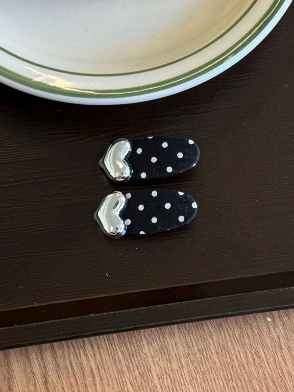 點點愛心ＢＢ髮夾二入一組 韓國飾品
韓國耳環
耳環
髮飾
手鍊
戒指
三麗鷗代購
飾品店
韓國
個性金屬小花髮夾