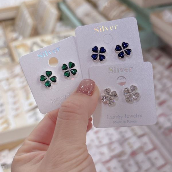 鋯石幸運草貼耳耳環 鋯石幸運草貼耳耳環
韓國飾品
韓國耳環
耳環
髮飾
大腸圈
腸圈
手鍊
戒指
純銀飾品
珍珠耳環
三麗鷗代購
飾品店