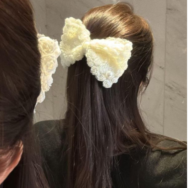 玫瑰花蕾絲珍珠彈簧夾3色 玫瑰花蕾絲珍珠彈簧夾3色
韓國飾品
韓國耳環
耳環
髮飾
手鍊
戒指
純銀飾品
珍珠耳環
三麗鷗代購
飾品店