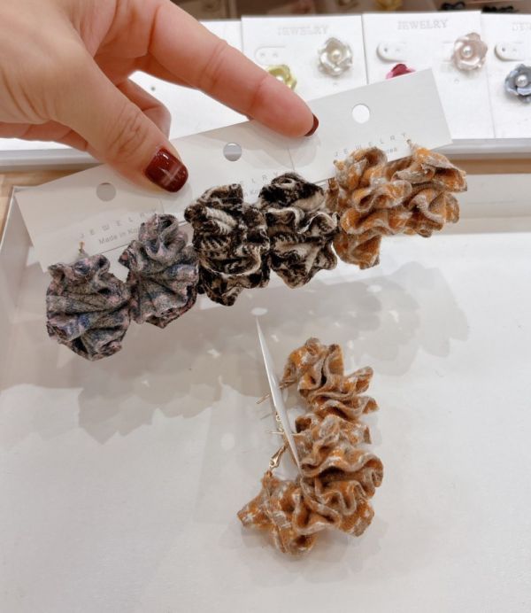 毛料摺設計圈圈耳環 毛料摺設計圈圈耳環
蝴蝶結耳環
韓國耳環
耳環
髮飾
大腸圈
腸圈
手鍊
戒指
純銀飾品
珍珠耳環
三麗鷗代購
飾品店