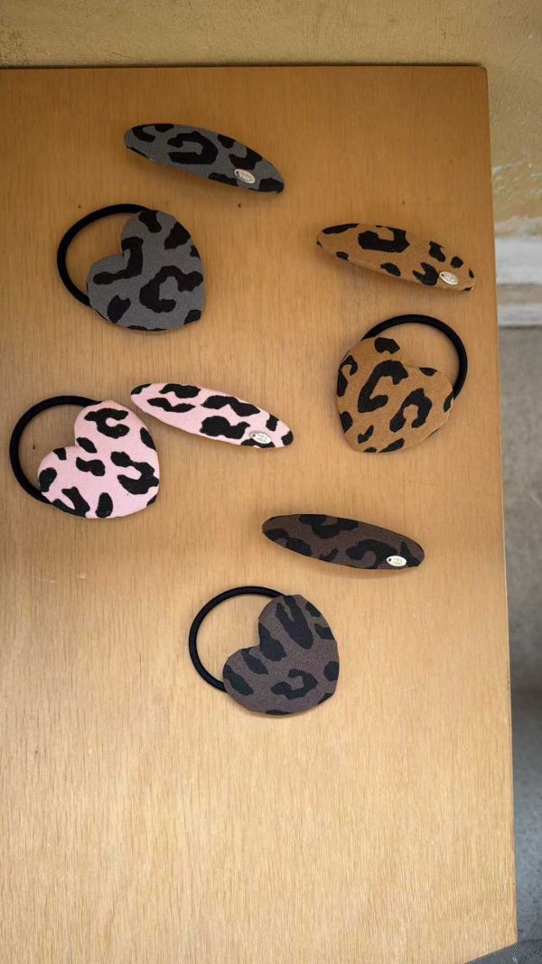 可愛色系豹紋愛心髮圈 KT粉色豹紋化妝包小尺寸
韓國飾品
韓國耳環
耳環
髮飾
手鍊
戒指
純銀飾品
珍珠耳環
三麗鷗代購
飾品店