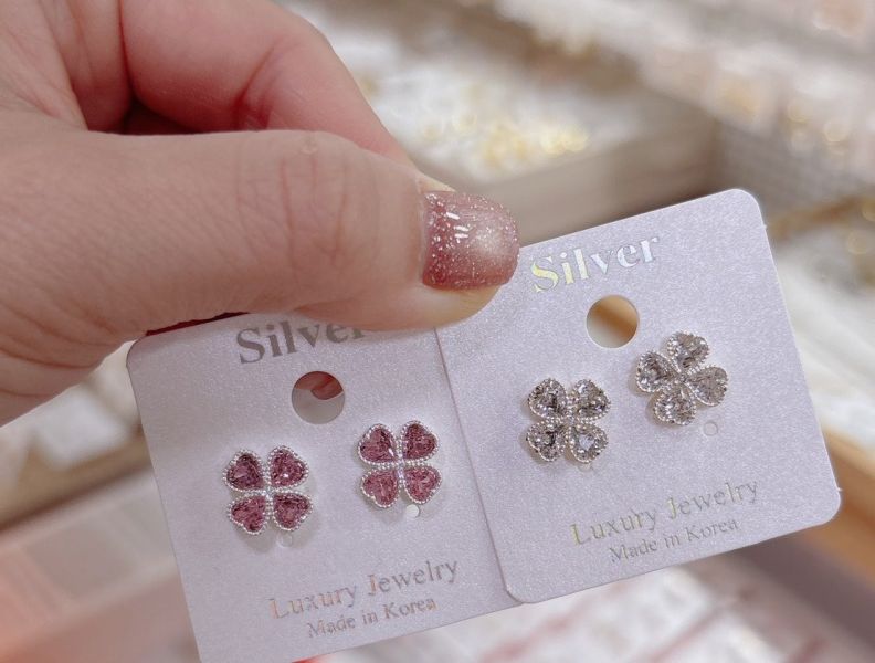 鋯石幸運草貼耳耳環 鋯石幸運草貼耳耳環
韓國飾品
韓國耳環
耳環
髮飾
大腸圈
腸圈
手鍊
戒指
純銀飾品
珍珠耳環
三麗鷗代購
飾品店