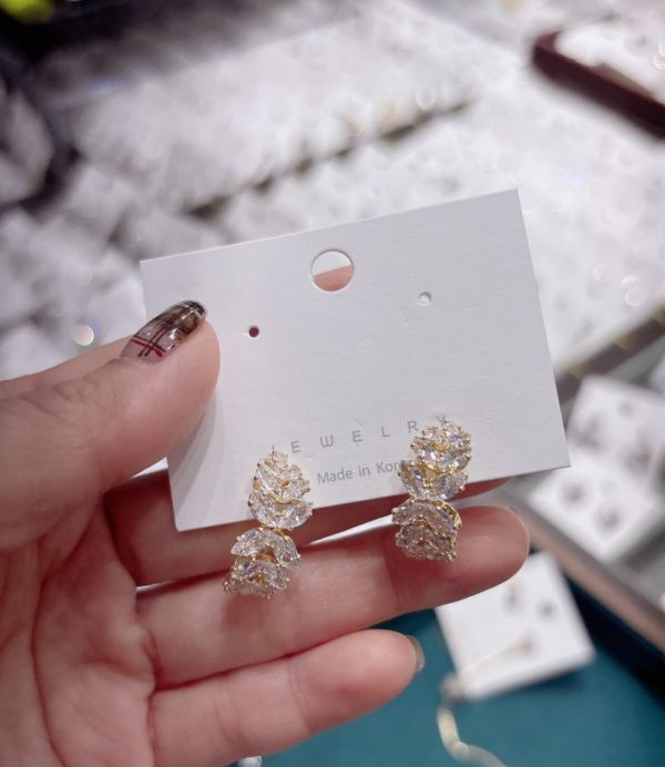 鋯石葉形弧度耳環 鋯石葉形弧度耳環
韓國飾品
韓國耳環
耳環
髮飾
手鍊
戒指
純銀飾品
珍珠耳環
三麗鷗代購
飾品店