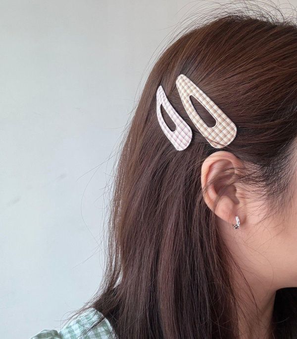 清新格子三角簍空ＢＢ髮夾2色 清新格子三角簍空ＢＢ髮夾2色
韓國耳環
耳環
髮飾
手鍊
戒指
純銀飾品
珍珠耳環
三麗鷗代購
飾品店