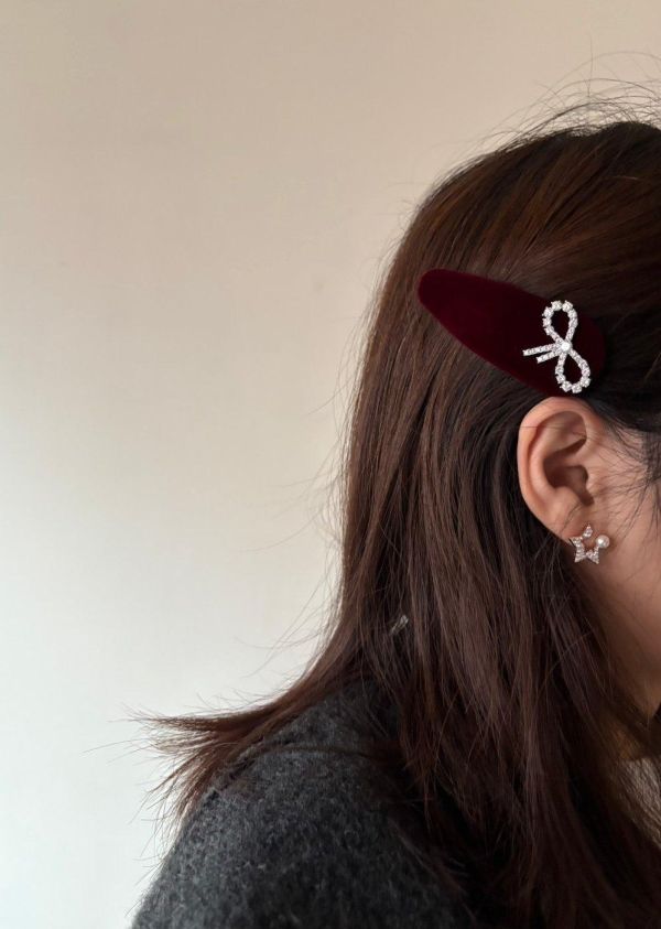 高級鋯石蝴蝶結絨布髮夾 高級鋯石蝴蝶結絨布髮夾
韓國飾品
韓國耳環
耳環
髮飾
大腸圈
腸圈
手鍊
戒指
純銀飾品
珍珠耳環
三麗鷗代購
飾品店