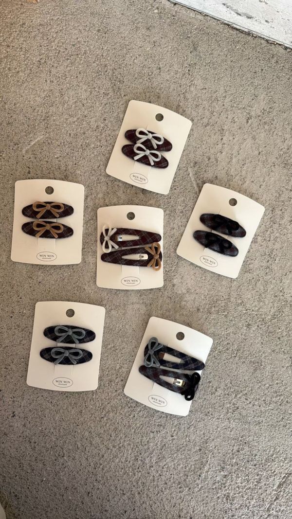 蝴蝶結植絨拼接格紋ＢＢ夾組4色 格紋簍空
蝴蝶結植絨拼接格紋ＢＢ夾組4色
韓國飾品
韓國耳環
耳環
髮飾
手鍊
戒指
純銀飾品
珍珠耳環
三麗鷗代購
飾品店