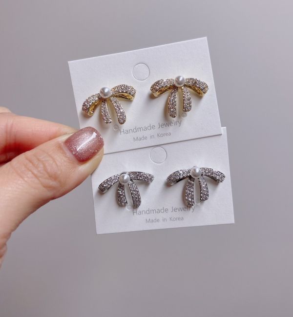 珍珠滿鑽蝴蝶結耳環2色 珍珠滿鑽蝴蝶結耳環2色
韓國飾品
韓國耳環
耳環
髮飾
大腸圈
腸圈
手鍊
戒指
純銀飾品
珍珠耳環
三麗鷗代購
飾品店