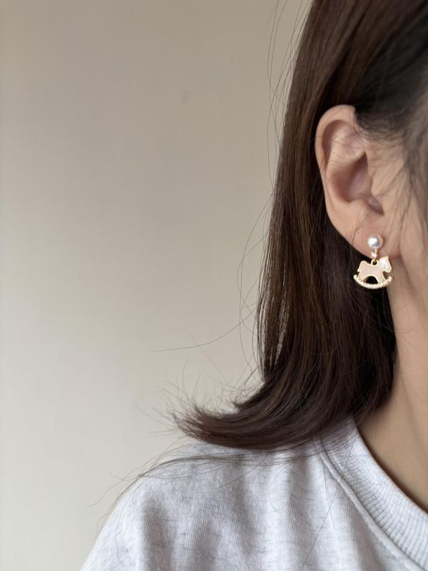 小木馬馬年耳環 小木馬馬年耳環
蝴蝶結耳環
韓國飾品
韓國耳環
耳環
髮飾
大腸圈
腸圈
手鍊
戒指
純銀飾品
珍珠耳環
三麗鷗代購
飾品店