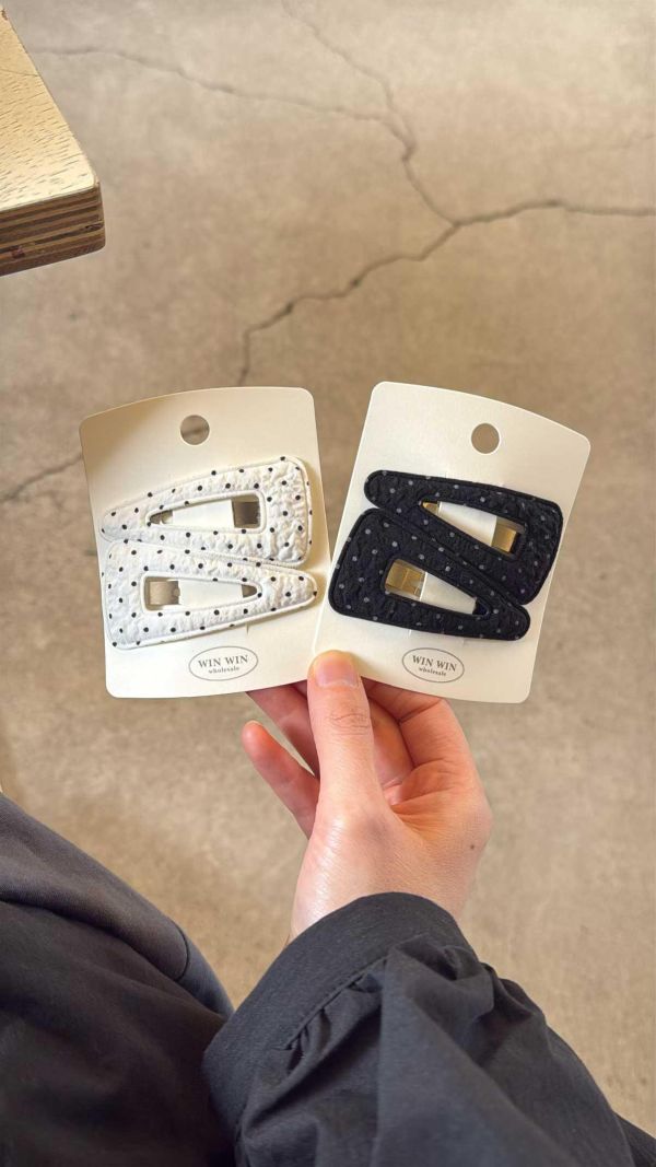 點點三角簍空ＢＢ夾一對5色 點點三角簍空ＢＢ夾5色
韓國飾品
韓國耳環
耳環
髮飾
手鍊
戒指
純銀飾品
珍珠耳環
三麗鷗代購
飾品店