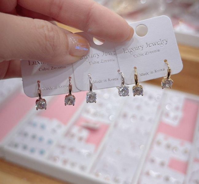 金屬圈圈與鋯石耳環 金屬圈圈與鋯石耳環
韓國飾品
韓國耳環
耳環
髮飾
手鍊
戒指
純銀飾品
珍珠耳環
三麗鷗代購
飾品店