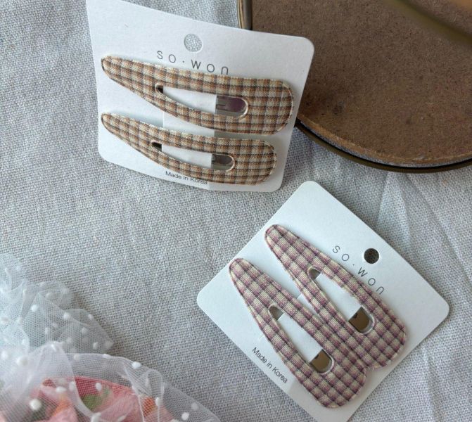 清新格子三角簍空ＢＢ髮夾2色 清新格子三角簍空ＢＢ髮夾2色
韓國耳環
耳環
髮飾
手鍊
戒指
純銀飾品
珍珠耳環
三麗鷗代購
飾品店