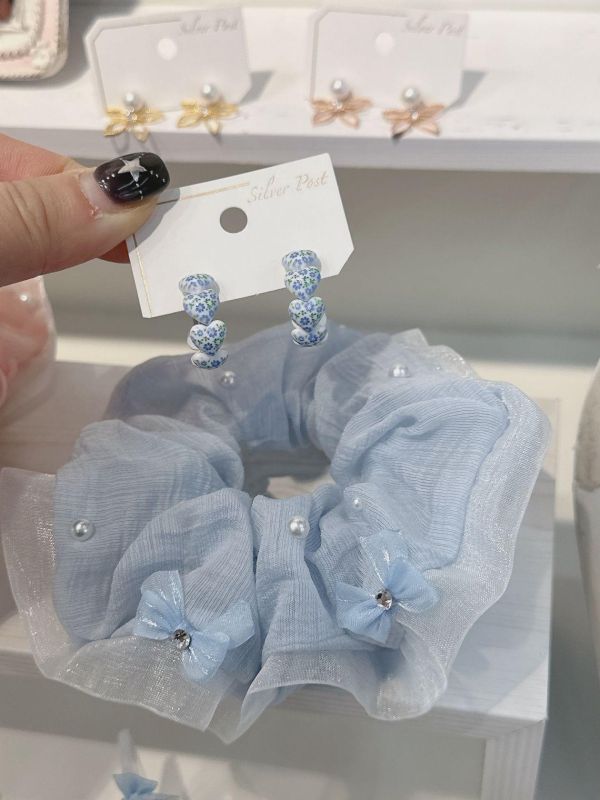 釘珠愛心珍珠蝴蝶結滾邊腸圈 釘珠愛心珍珠蝴蝶結滾邊腸圈
韓國飾品
韓國耳環
耳環
髮飾
手鍊
戒指
純銀飾品
珍珠耳環
三麗鷗代購
飾品店