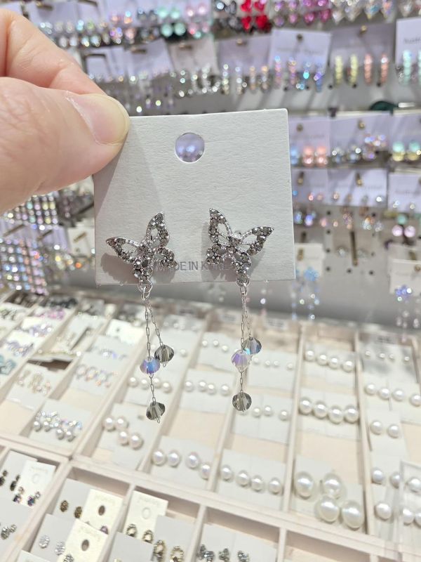 蝴蝶亮鑽小水晶長耳環 蝴蝶亮鑽小水晶長耳環
韓國飾品
韓國耳環
耳環
髮飾
手鍊
戒指
純銀飾品
珍珠耳環
三麗鷗代購
飾品店