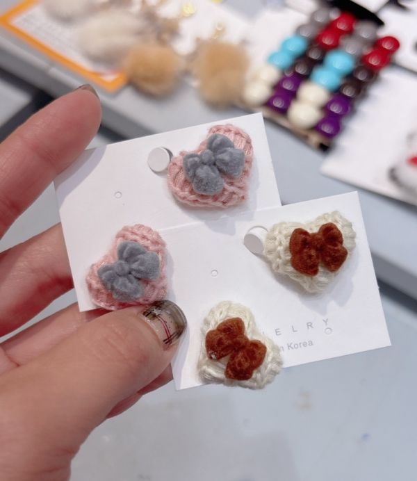 毛線編織愛心蝴蝶結耳環 毛線編織愛心蝴蝶結耳環
韓國飾品
韓國耳環
耳環
髮飾
手鍊
戒指
純銀飾品
珍珠耳環
三麗鷗代購
飾品店