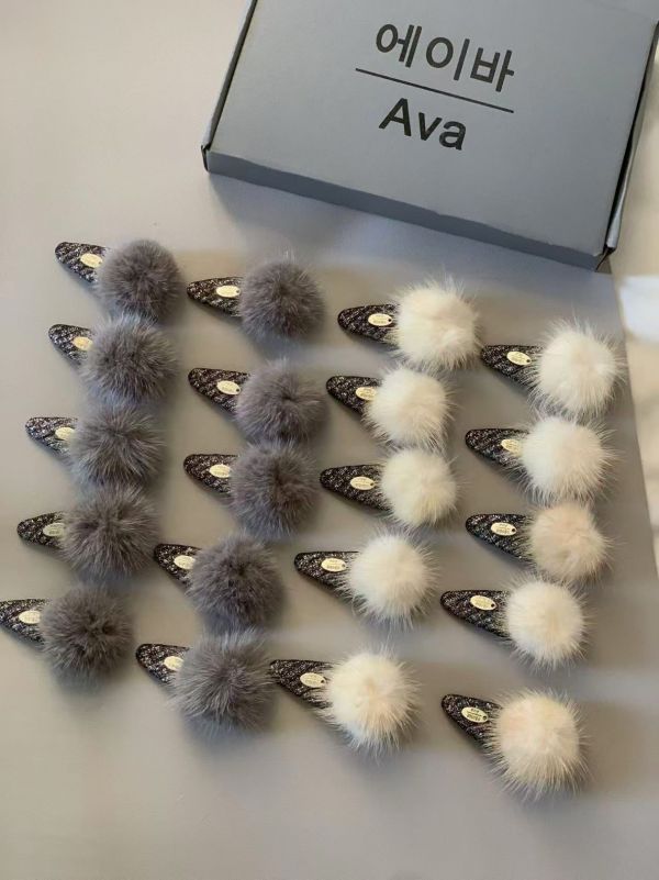 斜紋亮絲長毛毛球ＢＢ髮夾 斜紋亮絲長毛毛球ＢＢ髮夾
韓國飾品
韓國耳環
耳環
髮飾
大腸圈
腸圈
手鍊
戒指
純銀飾品
珍珠耳環
三麗鷗代購
飾品店