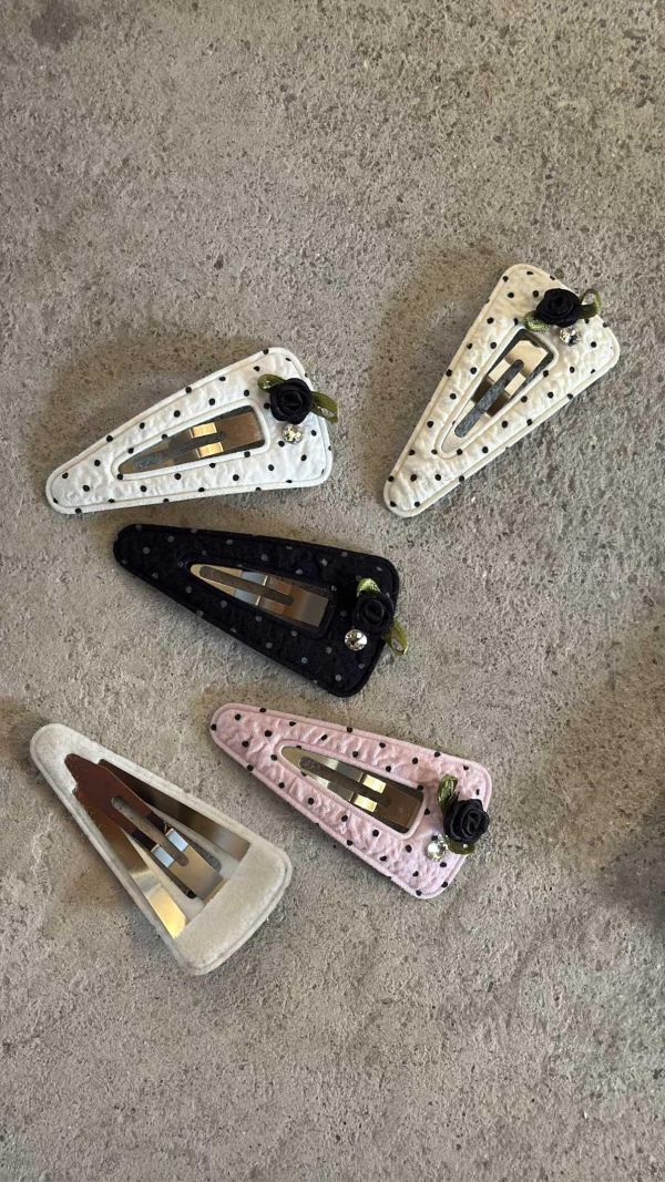 玫瑰花點點三角簍空BB夾5色 玫瑰花點點三角簍空BB夾5色
韓國耳環
耳環
髮飾
手鍊
戒指
純銀飾品
珍珠耳環
三麗鷗代購
飾品店