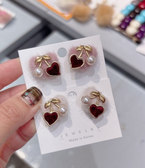 櫻桃珍珠愛心耳環 櫻桃珍珠愛心耳環
韓國飾品
韓國耳環
耳環
髮飾
手鍊
戒指
純銀飾品
珍珠耳環
三麗鷗代購
飾品店