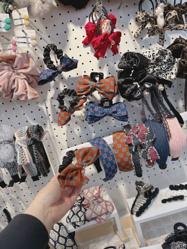 小愛心吊牌碎花腸圈 小愛心吊牌碎花腸圈
韓國飾品
韓國耳環
耳環
髮飾
大腸圈
腸圈
手鍊
戒指
純銀飾品
珍珠耳環
三麗鷗代購
飾品店