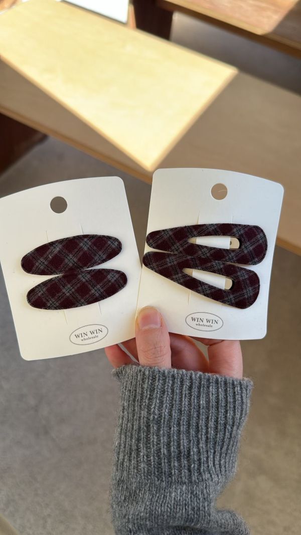 格紋簍空三角ＢＢ夾組4色 格紋簍空三角ＢＢ夾組4色
韓國飾品
韓國耳環
耳環
髮飾
手鍊
戒指
純銀飾品
珍珠耳環
三麗鷗代購
飾品店