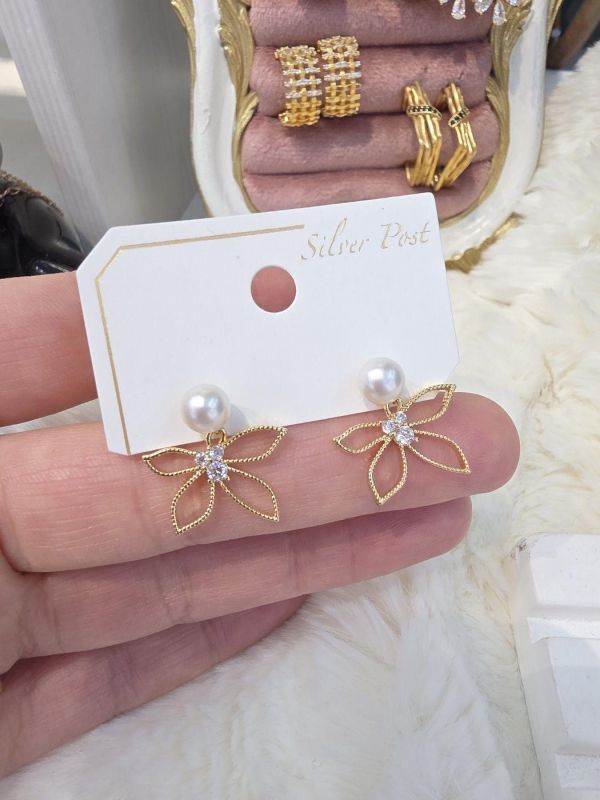 珍珠金屬簍空花花耳環3色 珍珠金屬簍空花花耳環3色
韓國飾品
韓國耳環
耳環
髮飾
手鍊
戒指
純銀飾品
珍珠耳環
三麗鷗代購
飾品店