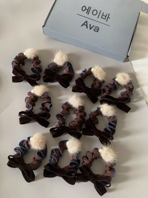 蝴蝶結毛毛球珍珠滾邊腸圈 蝴蝶結毛毛球咖啡滾邊腸圈
韓國飾品
韓國耳環
耳環
髮飾
大腸圈
腸圈
手鍊
戒指
純銀飾品
珍珠耳環
三麗鷗代購
飾品店