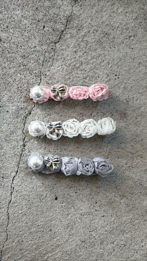 玫瑰花蕾絲珍珠髮夾3色 玫瑰花蕾絲珍珠彈簧夾3色
韓國飾品
韓國耳環
耳環
髮飾
手鍊
戒指
純銀飾品
珍珠耳環
三麗鷗代購
飾品店