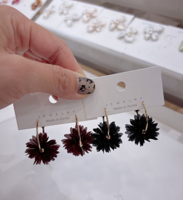 日系小花重疊圈圈耳環 韓國飾品
韓國耳環
耳環
髮飾
手鍊
戒指
純銀飾品
珍珠耳環
三麗鷗代購
飾品店